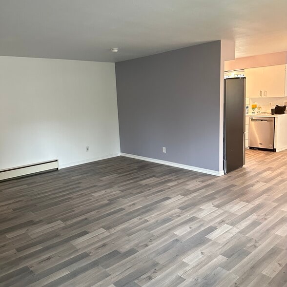 Spacious front room - 21326 Main St NE