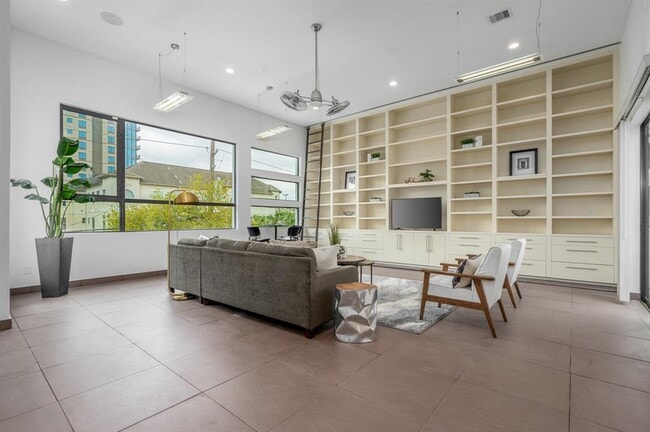 Building Photo - 118 Tuam St