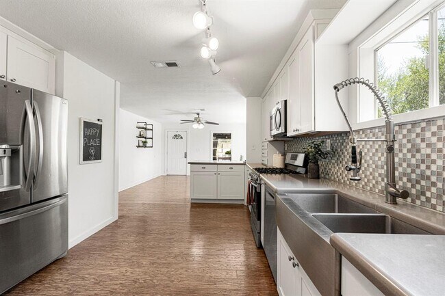 Building Photo - 2591 Spring Valley Dr