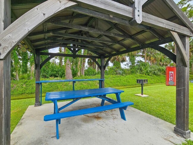 Building Photo - Charming 2BR Condo in Daytona Beach