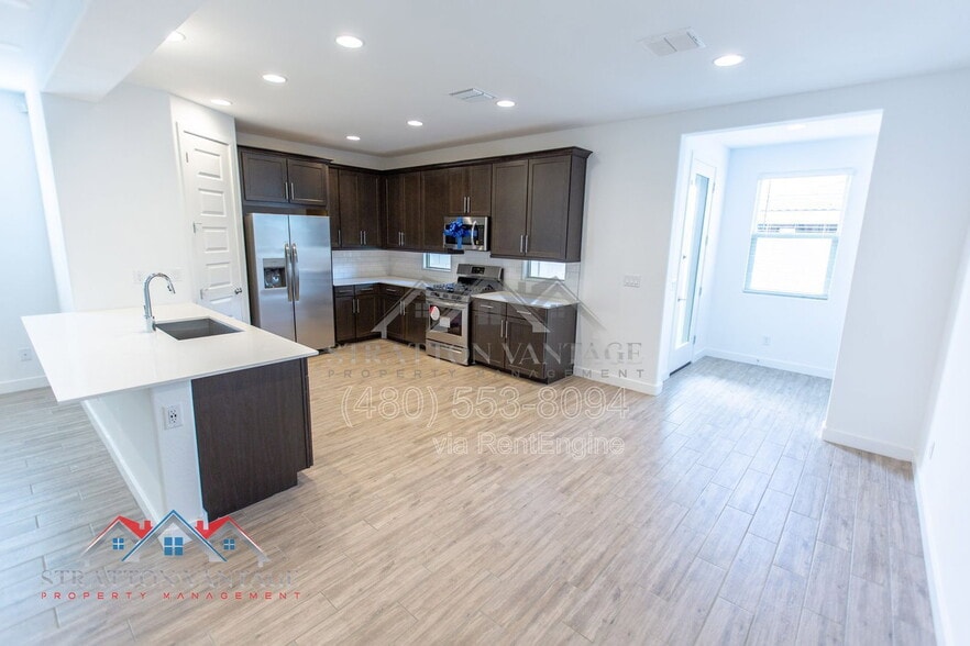 Building Photo - 2304 E Kelly Dr