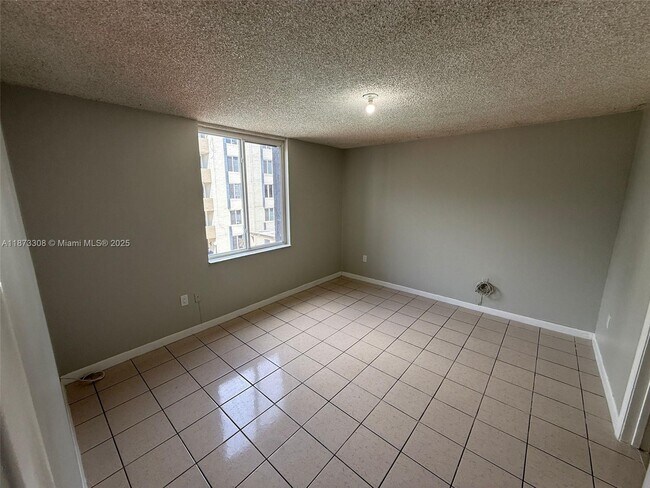 Building Photo - 10000 NW 80th Ct
