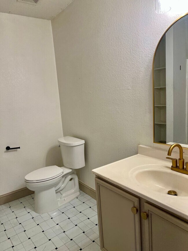 Building Photo - QUAIL