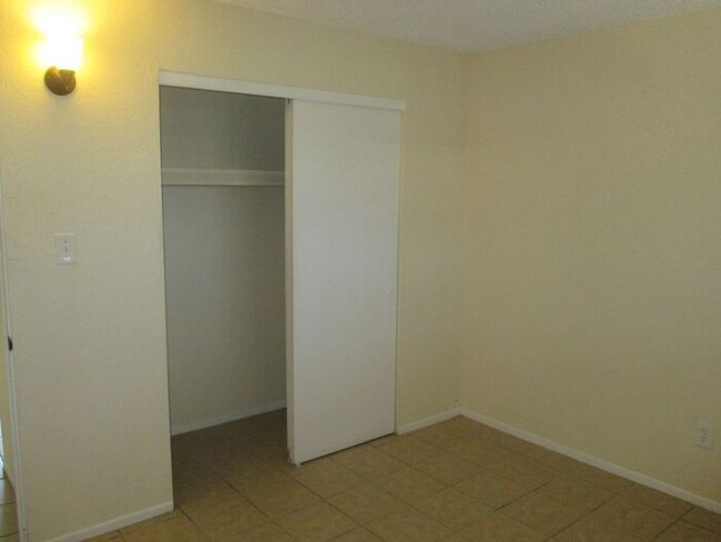 Building Photo - Central!! CORNER UNIT!! 2 Bed / 1 Bath wit...