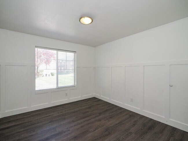 Building Photo - GROUND LEVEL CONDO UNIT