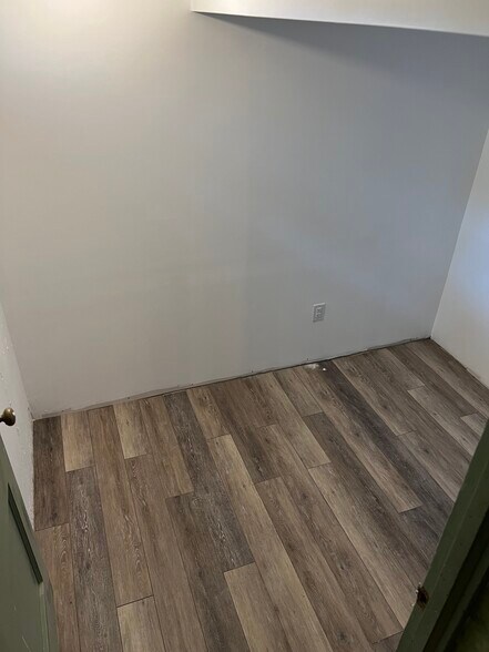 Landing at bottom of stairs. Great for office/sitting room/extra storage - 1156 S 6th St