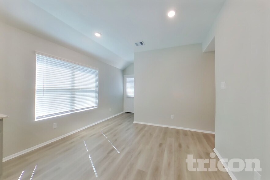 Building Photo - 212 Seven Pnes Dr