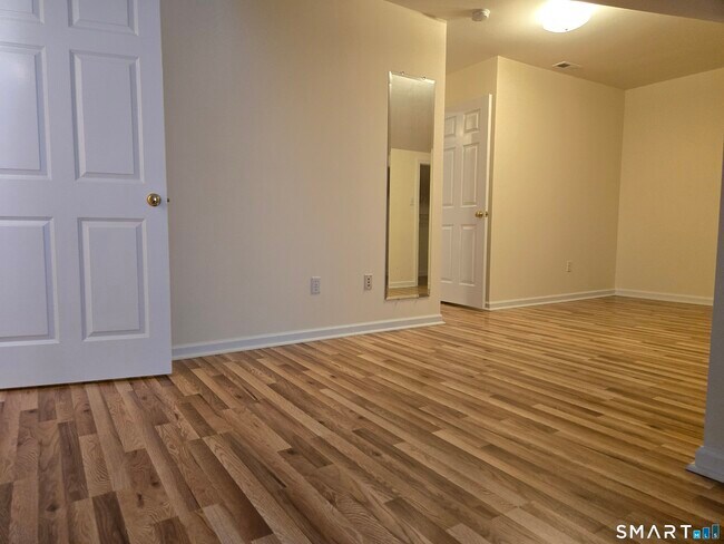 Building Photo - 511 Elm St