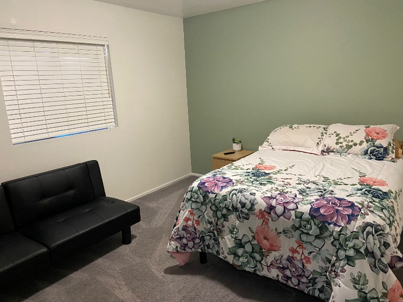 Building Photo - 1237 Lenrey Ave