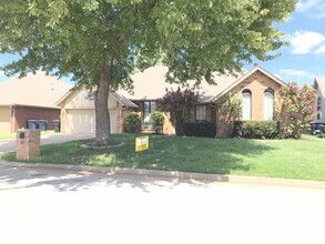 Building Photo - Spacious home in Edmond