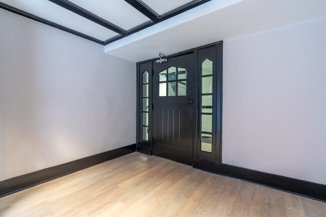 Building Photo - 7418 N Damen Ave