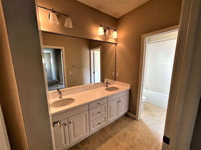 Building Photo - Gorgeous 3 bedroom home In the heart of Ir...