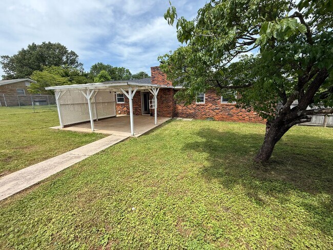 Building Photo - Charming 3 Bedroom, 2 Bathroom Home in Mus...
