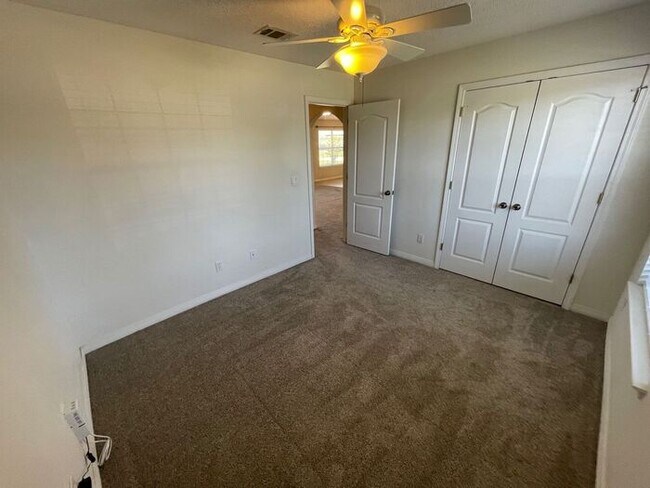 Building Photo - Navarre - 3 bedroom, 2 bathroom