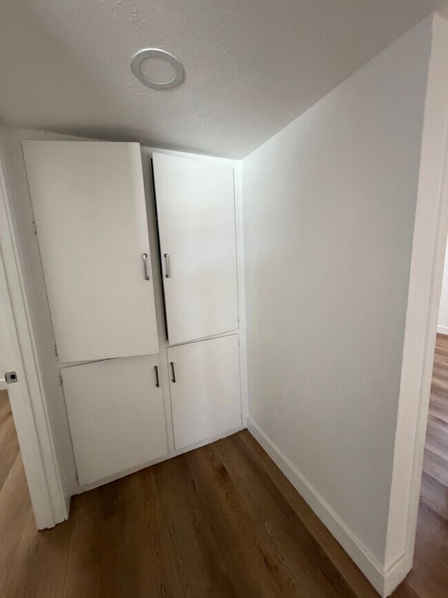 Building Photo - WoW! Newley Remodeled 3 BD 1 Ba house with a 1 Car Garage in East Bakersfield