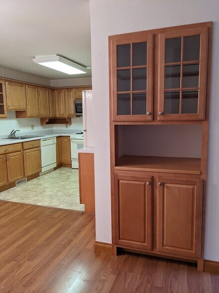 Built-in coffee bar - 705 Taylor St
