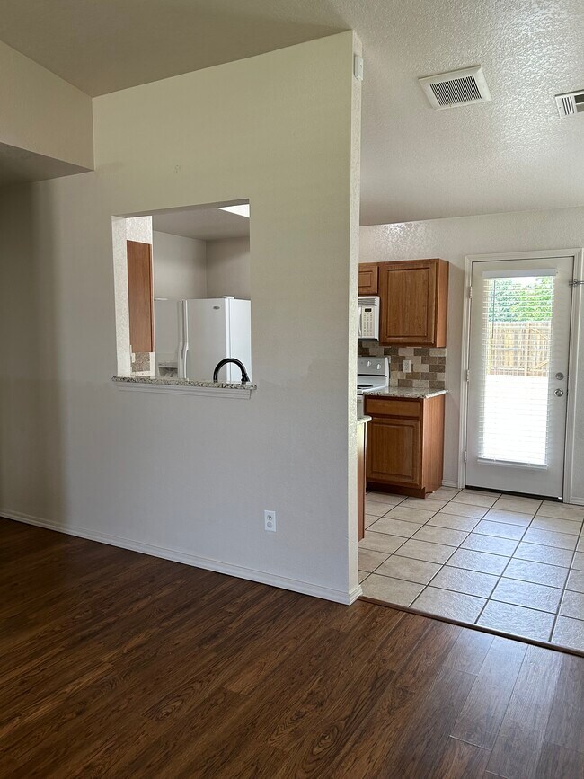 Building Photo - 9232 Snowberry Dr