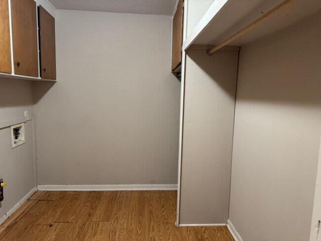 Building Photo - 3/2/2 Fenced Yard LISD Pet Friendly