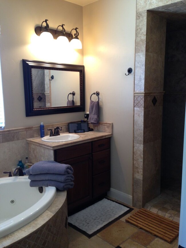 Building Photo - Beautiful Single Level Property with a Big...