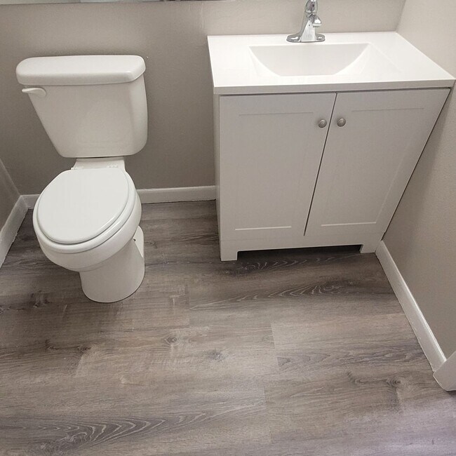 Building Photo - 1/1 condo on ground floor available now in Rockledge