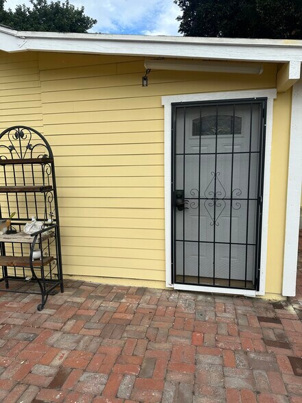 Building Photo - 7231 Vanalden Ave