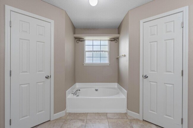 Building Photo - 7968 Lola Cir