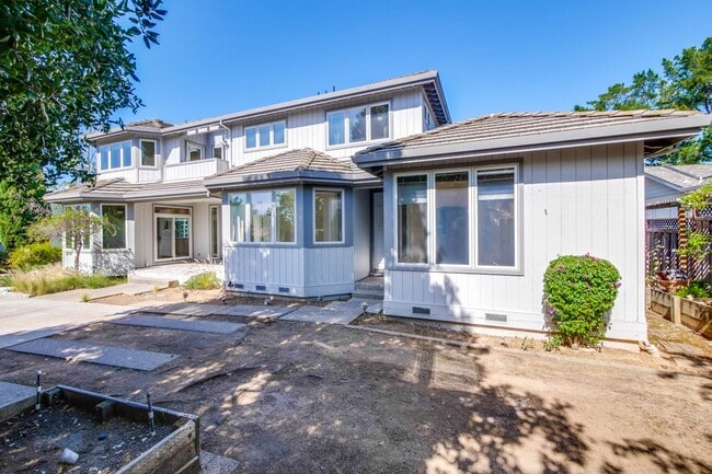 Building Photo - Large 3,767 sqft home on a 10,000 sqft lot- 2 bed located on 1st floor w/ separate entrance - Top...