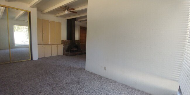 Building Photo - Studio backhouse in a quiet neighborhood.