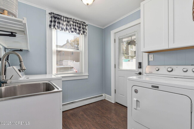 Building Photo - 353 Main St