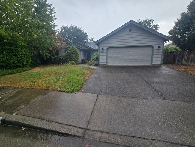 Building Photo - 3 bed 2 bath Home for Rent in Grants Pass