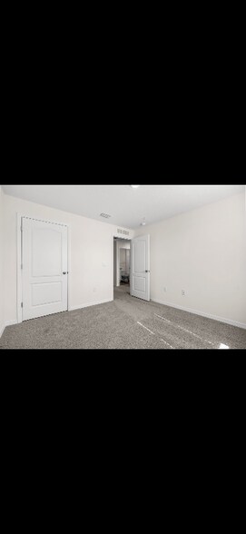 Building Photo - 2745 Flushing Dr