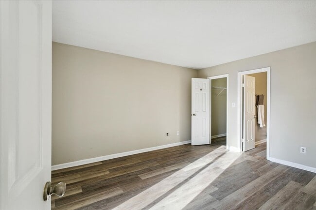 Building Photo - Updated 2 Bedroom 2 Bath Condo Near Fort Eustis and Williamsburg