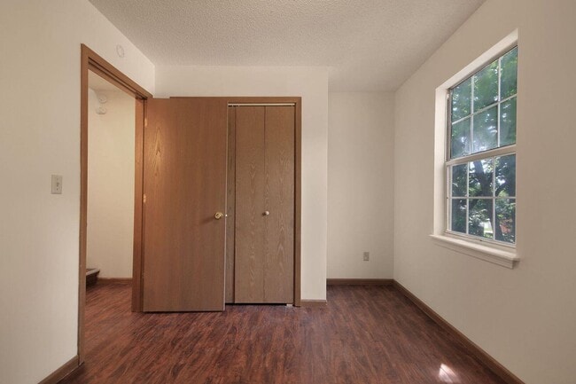 Building Photo - 3 Bed 2 Bath unit Close to Downtown