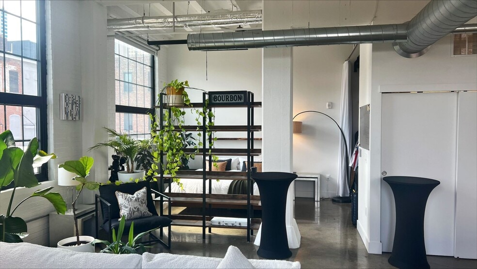 Building Photo - Lear Block