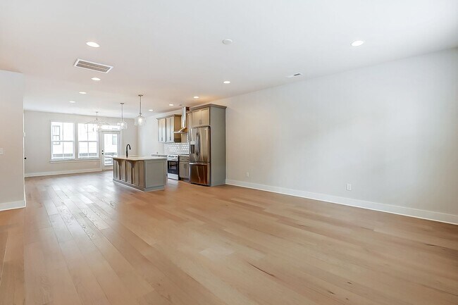 Building Photo - NEW TOWNHOME W/ ROOFTOP TERRACE @ 5West Te...