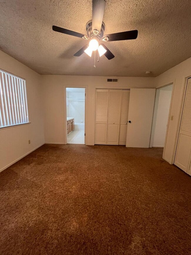 Building Photo - 763 E Robin Ln