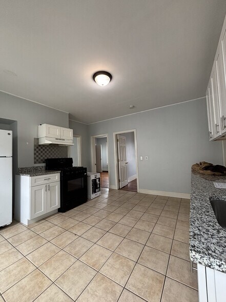 Building Photo - 33 1/2 Barclay St