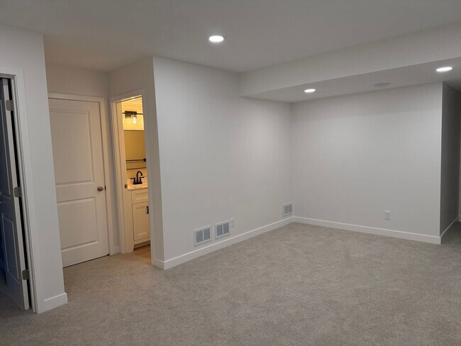 Building Photo - Comfort & Space Await in This Stunning 4BR Dayton Home