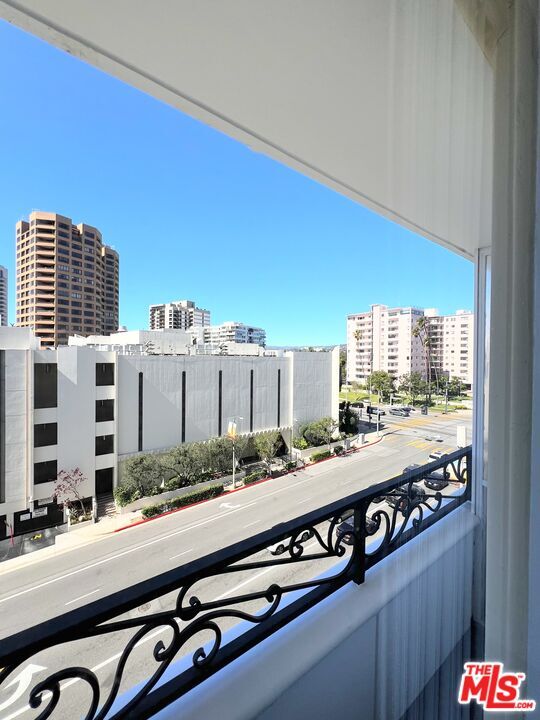 Building Photo - 10390 Wilshire Blvd