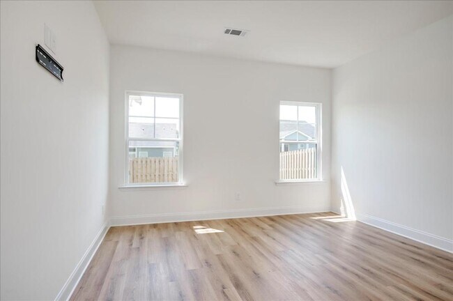 Building Photo - 814 Sweet Grass Cir