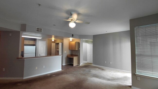 Building Photo - Spacious 3 bedroom, 2 bath Condo located i...