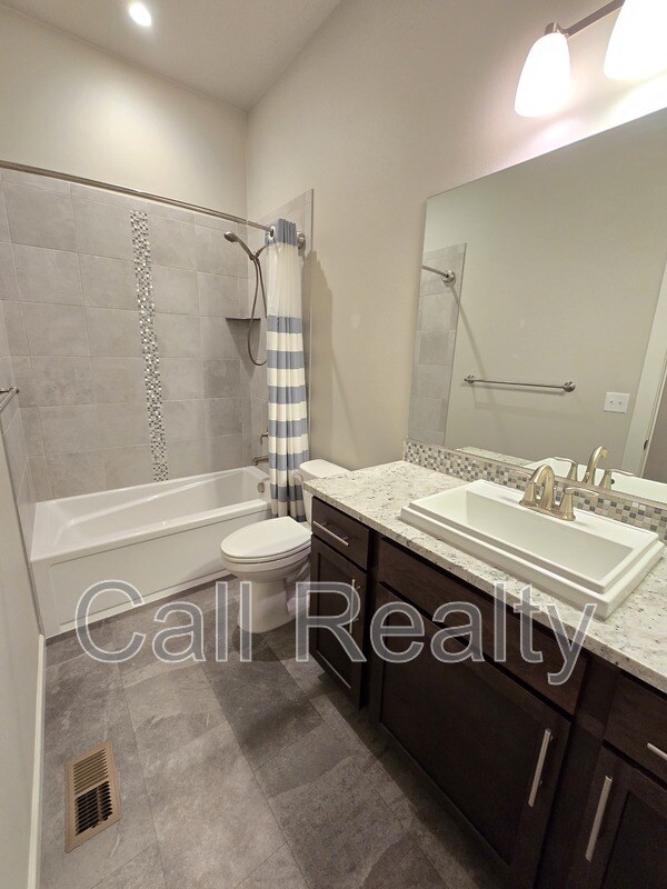 Building Photo - 5530 N Radium Ln