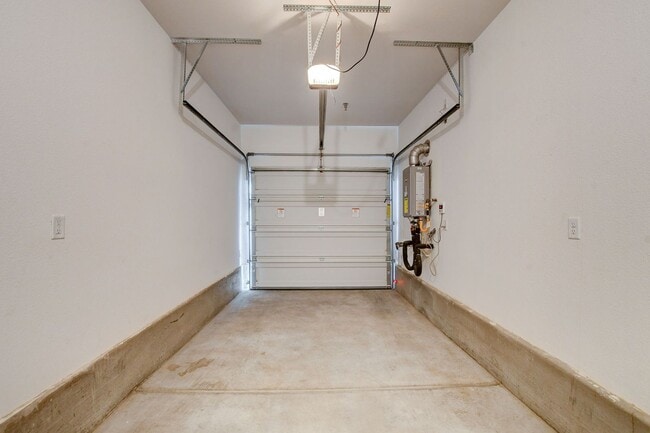 Building Photo - Like New Townhome at Falcon Ridge