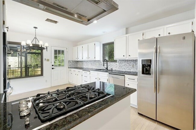 Building Photo - 2115 Wychwood Dr