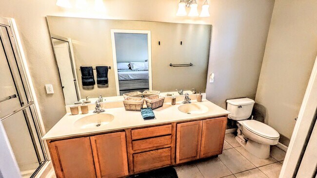 Building Photo - Seasonal/short term/annual  3/3 spacious townhouse with water view off University PKWY