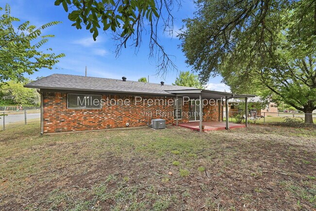 Building Photo - 1312 Churchill Way W