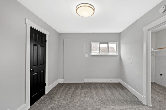 Building Photo - SCORE 50% OFF 1ST MONTH'S RENT IF SIGNED BY JUNE 5! Beautiful 3 bedroom home in Coraopolis availa...