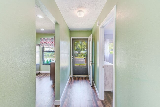 Building Photo - Available for a 9-month rental in the sought-after Huntington Woods community of Bradenton!