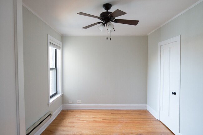 Building Photo - 4742 N Hermitage Ave