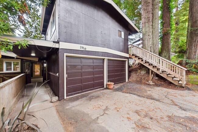 Building Photo - 2910 Greenbriar Ln